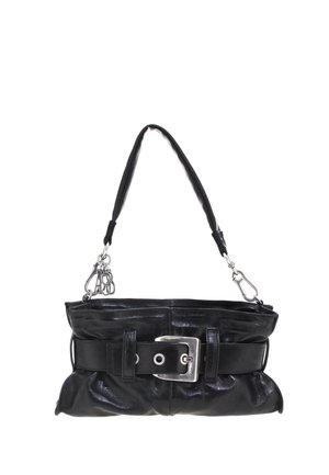 Sac à épaule en cuir noir avec large ceinture et détail de boucle en argent, bandoulière détachable avec fermoirs métalliques, et breloques décoratives en métal.