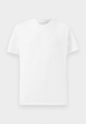 Camiseta blanca de algodón con un clásico cuello redondo, mangas cortas y un sutil detalle de logo en el pecho. Textura suave, diseño casual.