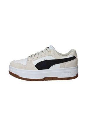 Niedriger Sneaker aus weißem Leder, beige Veloursleder-Overlays, schwarzer Seitenstreifen, weiße dicke Sohle und braune Gummiaußensohle.