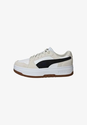 Basket basse en cuir blanc, superpositions en daim beige, bande latérale noire, semelle épaisse blanche et semelle extérieure en caoutchouc marron.