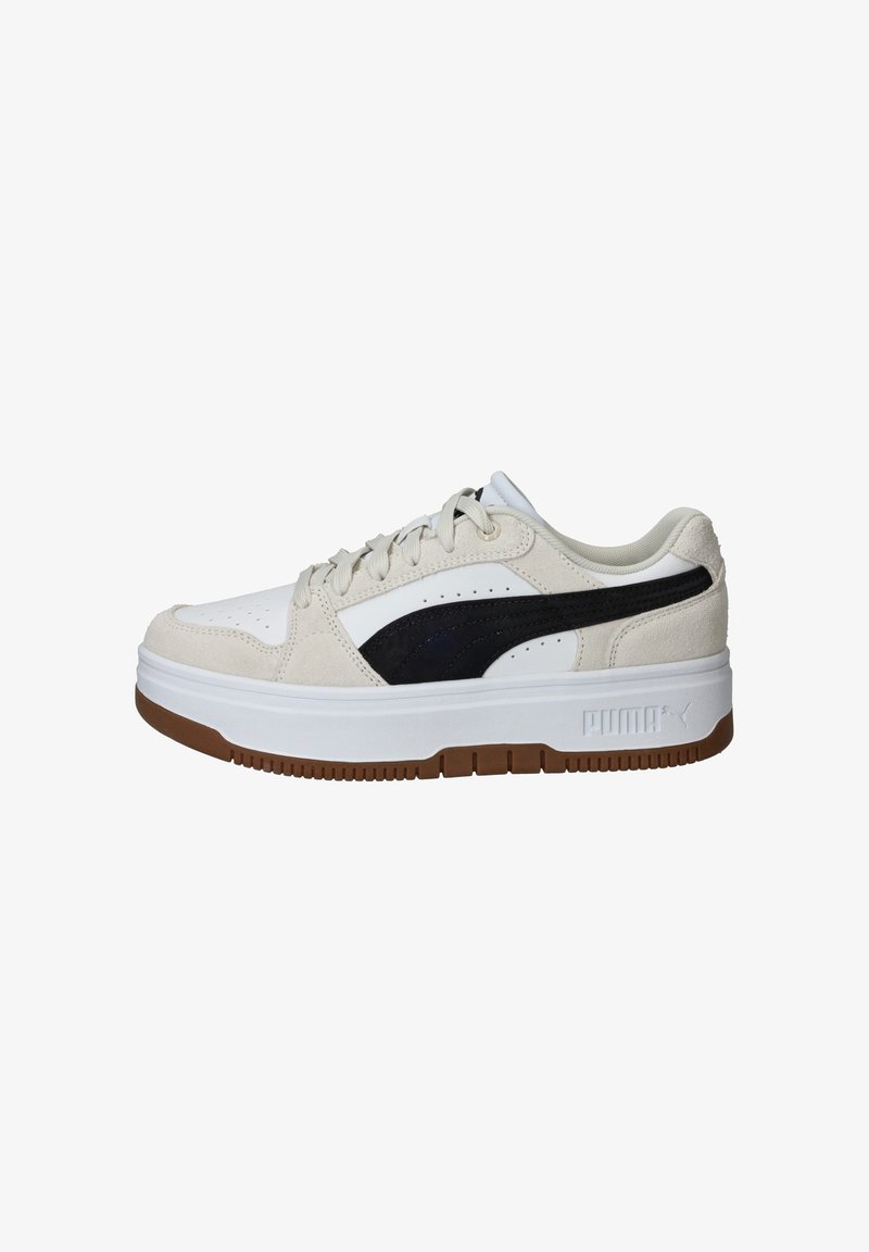 Basket basse en cuir blanc, superpositions en daim beige, bande latérale noire, semelle épaisse blanche et semelle extérieure en caoutchouc marron.
