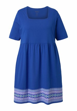 Modré krátké šaty s krátkým rukávem, čtvercovým výstřihem a řaseným pasem, s fialovým, bílým a modrým geometrickým vzorem na lemování.