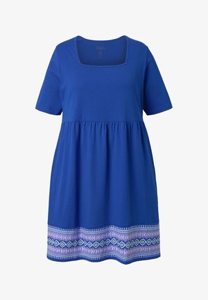 Modré krátké šaty s krátkým rukávem, čtvercovým výstřihem a řaseným pasem, s fialovým, bílým a modrým geometrickým vzorem na lemování.