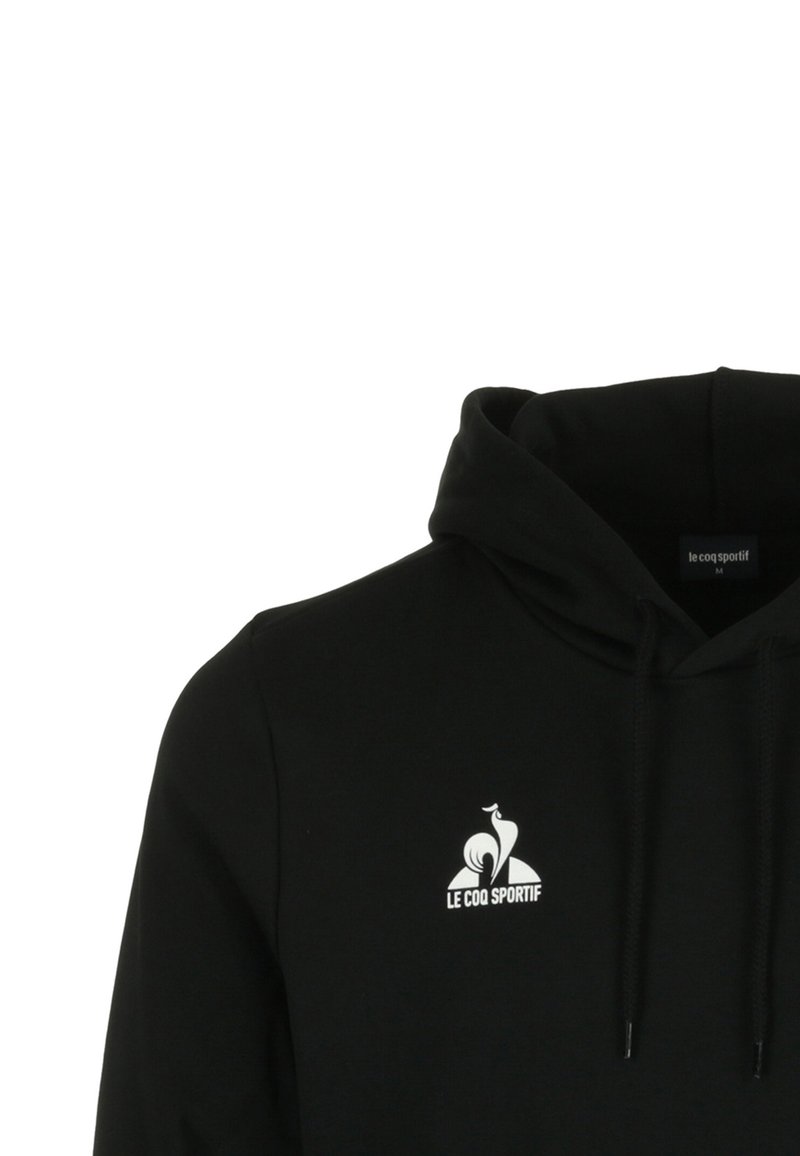 Sudadera negra con capucha y cordón, que presenta un logotipo blanco en el lado izquierdo del pecho. Está hecha de material suave y tiene un bolsillo tipo canguro en la parte delantera.