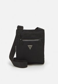 Sac en nylon noir à bandoulière, avec une poche zippée à l'avant, un logo et une sangle ajustable. Texture lisse et design minimaliste.