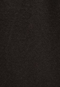 Dunkelbrauner Wollstoff mit weicher, strukturierter Oberfläche; gleichmäßiges Erscheinungsbild mit feinen Fasern und leichtem Glanz. Keine auffälligen Muster oder Akzente.