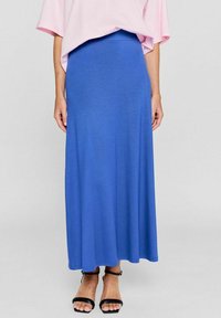 Blaue Maxikjole aus weichem, dehnbaren Stoff. Verfügt über einen eng anliegenden Bund und fließt bis zur Knöchellänge. Kombiniert mit schwarzen Riemchensandalen.