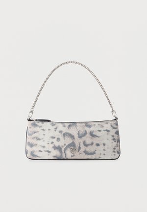 Petit sac à main rectangulaire avec imprimé léopard gris et blanc, anse chaîne argentée et fermeture éclair supérieure.