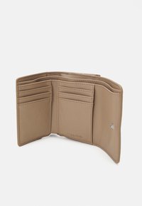 Calvin Klein DAILY SMALL TRIFOLD - Lommebok - chanterelle