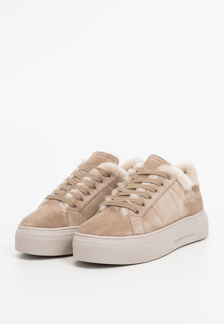 Beige Wildleder-Sneaker mit einem strukturierten Pelzkrausen, durchlässigen Seitenpaneelen, flachen Schnürsenkeln und einer chunky, hellen Sohle.