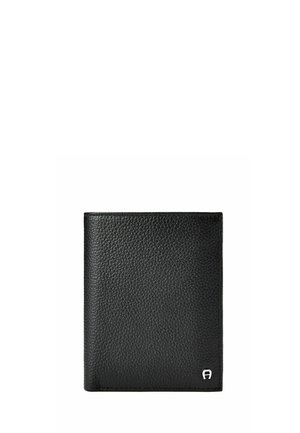 Schwarze, strukturierte Lederbrieftasche, zusammengefaltet, mit kleinem silbernem Logo in der unteren rechten Ecke.