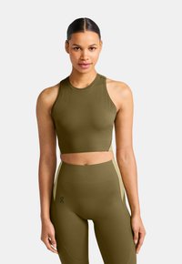 On MOVEMENT CROP - Top - hunter