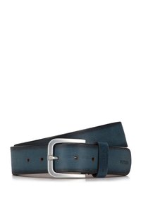 Cinturón de cuero en azul oscuro con hebilla rectangular de plata, con una textura suave y múltiples agujeros de ajuste. Nombre de la marca grabado.