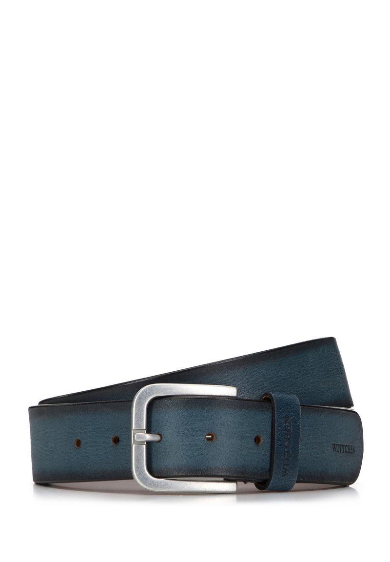 Cinturón de cuero en azul oscuro con hebilla rectangular de plata, con una textura suave y múltiples agujeros de ajuste. Nombre de la marca grabado.