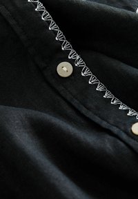 REGULAR FIT - Paitapusero - black with white stitch