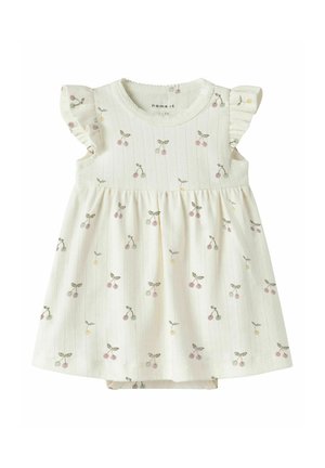 Kremfarget babyskjole med rynkede ermer og små kirsebærmønstre i rosa, gult og grønt, med en myk ribbestruktur.