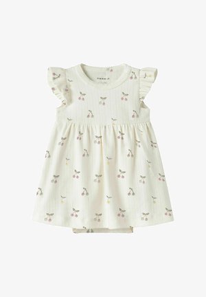 Kremfarget babyskjole med rynkede ermer og små kirsebærmønstre i rosa, gult og grønt, med en myk ribbestruktur.