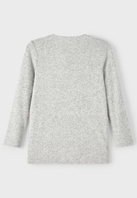 Maglione estivo a maniche lunghe di colore grigio chiaro con un tessuto a maglia strutturato. Presenta un colletto rotondo e una vestibilità comoda. Nessun motivo o accento visibile.