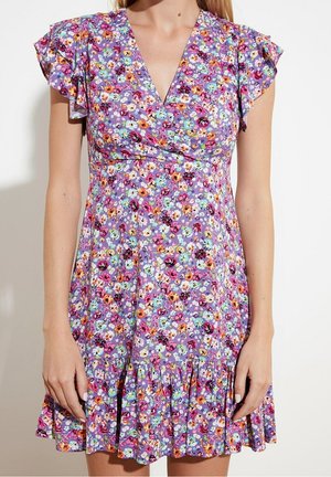 Robe fleurie en tissu violet, avec un décolleté en V, des manches courtes à volants et un ourlet évasé. Le motif comprend des fleurs multicolores.