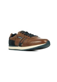 Zapatilla de cuero marrón con acentos de ante negro, cordones en contraste y suela de goma. Presenta un parche de marca en el lateral.