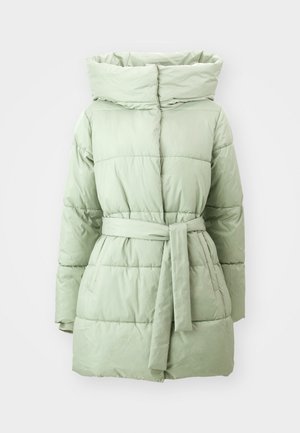 Svetlozelena pufasta jakna z pasom v pasu, visokim ovratnikom in horizontalno pikastim vzorcem, ki ima gladko, sijočo površino.