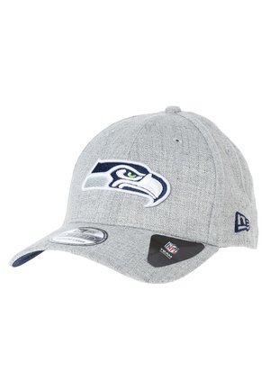 Casquette grise des Seattle Seahawks avec logo brodé à l'avant et logo New Era sur le côté, affichant la taille et les autocollants de l'équipe NFL sur la visière.