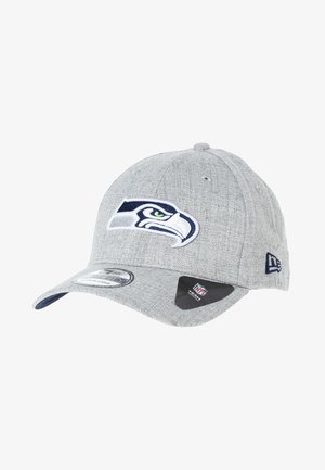 Casquette grise des Seattle Seahawks avec logo brodé à l'avant et logo New Era sur le côté, affichant la taille et les autocollants de l'équipe NFL sur la visière.