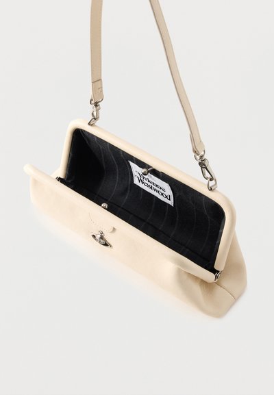 Μπεζ δερμάτινη τσάντα ώμου με ασημένιο κούμπωμα, μαύρη επένδυση εσωτερικά και ορατή ετικέτα Vivienne Westwood στο εσωτερικό.