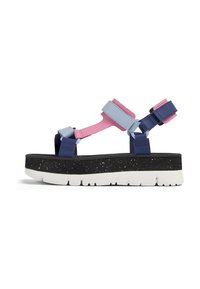 Mångfärgade sandaler med blå, rosa och marinblå remmar, justerbara stängningar, tjock svart fläckig sula och vit gummibotten.