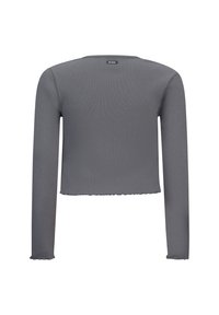 Top corto a maniche lunghe grigio a coste con scollatura tonda e orlo sfrangiato, dotato di una piccola etichetta del marchio sul retro.