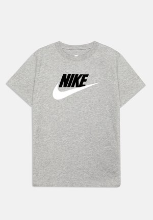 Graues Baumwoll-T-Shirt mit Rundhalsausschnitt, auf dem ein auffälliges schwarzes Nike-Logo und ein weißer Swoosh-Design über der Brust zu sehen sind.