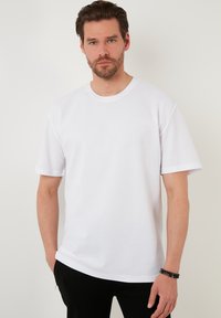 Buratti REGULAR FIT - Tricou basic - white