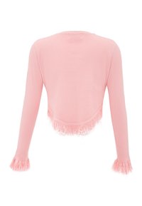 Lyserød ribbet crop top med lange ærmer, der har frynsekant ved kanten og ærmerne. Blød tekstur og tætsiddende design.