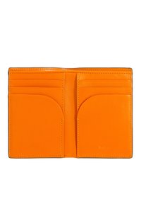 Portafoglio in pelle arancione con finitura liscia, dotato di numerosi slot per carte e tagli arrotondati. Accentuato da dettagli di cucitura discreti.
