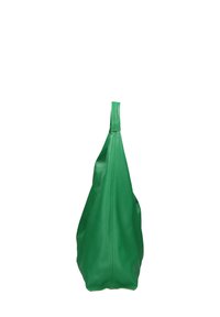 Borsa a tracolla verde in pelle con una texture morbida, forma triangolare e un unico manico superiore. Cuciture visibili sui lati.