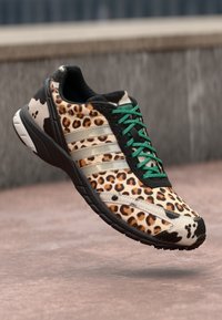 adidas Originals ADIZERO ADIOS OG - Baskets basses - grey two/core black/court green