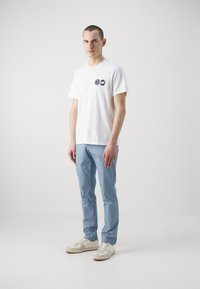Michael Kors SLIM FASHION - Chino-püksid - light blue