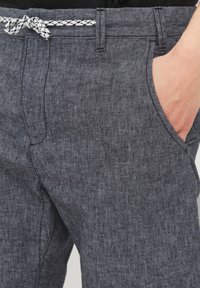 INDICODE JEANS IDGALGO LINEN MIX - Kratke hlače - black