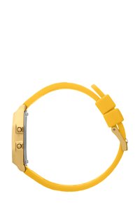 Montre avec un bracelet en silicone jaune et un boîtier doré rectangulaire, comportant deux boutons et un cadran métallique. Design simple avec une texture lisse.