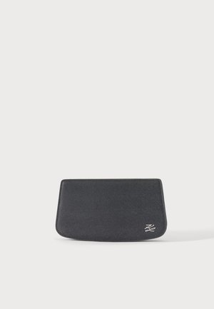 Pochette en cuir noir texturé avec un petit emblème logo argenté dans le coin inférieur droit sur fond blanc.