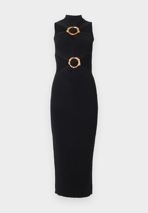 Robe midi noire sans manches avec un col haut et deux boucles circulaires dorées sur la poitrine et la taille.
