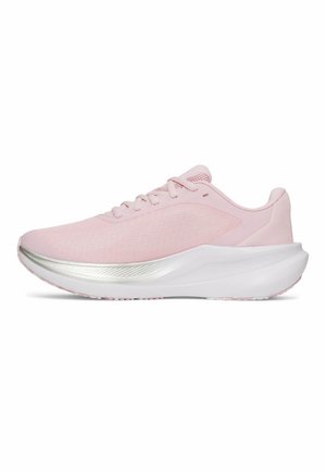 Jasnoróżowy sportowy sneaker z siateczkową cholewką, białą amortyzowaną podeszwą oraz srebrnym akcentem na śródpodeszwie, widoczny z boku.