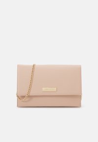 Svetloružová crossbody taška s elegantným dizajnom, s zlatým reťazovým popruhom a minimalistickou logom doskou. Vyrobená z textúrovanej syntetickej látky.