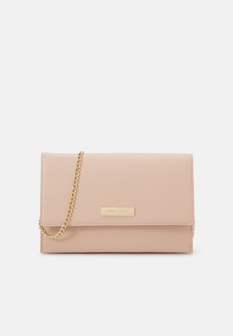 Svetloružová crossbody taška s elegantným dizajnom, s zlatým reťazovým popruhom a minimalistickou logom doskou. Vyrobená z textúrovanej syntetickej látky.