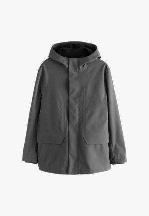 Harmaa vedenpitävä hupullinen takki, jossa on etuvesi, kaksi suurta taskua ja tyylikäs muotoilu. Sileä pinta ja vähäinen yksityiskohtaisuus.