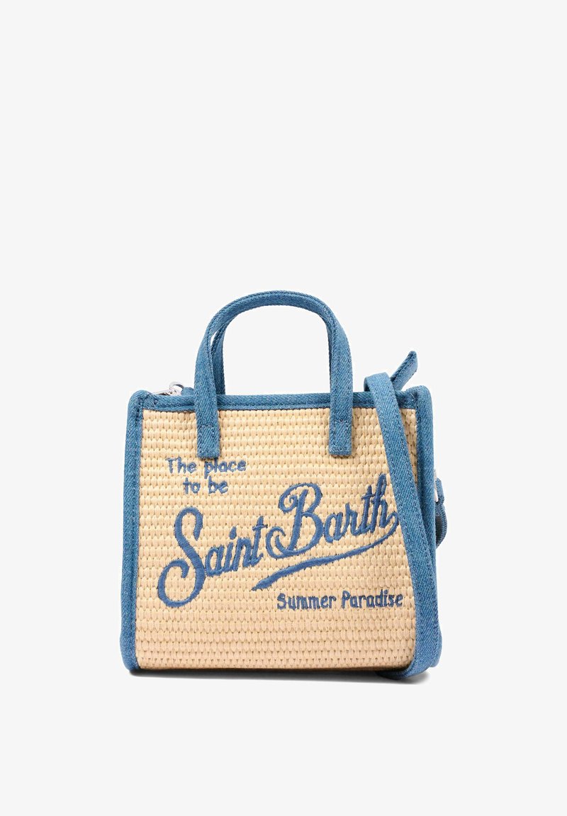 Petit sac à main tissé beige avec garniture et anses en tissu bleu, texte brodé « The place to be Saint Barth Summer Paradise. »