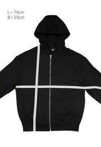 Sweat à capuche zippé noir avec capuche et poches avant posé à plat avec un ruban à mesurer montrant une longueur de 74 cm et une largeur de 59 cm.