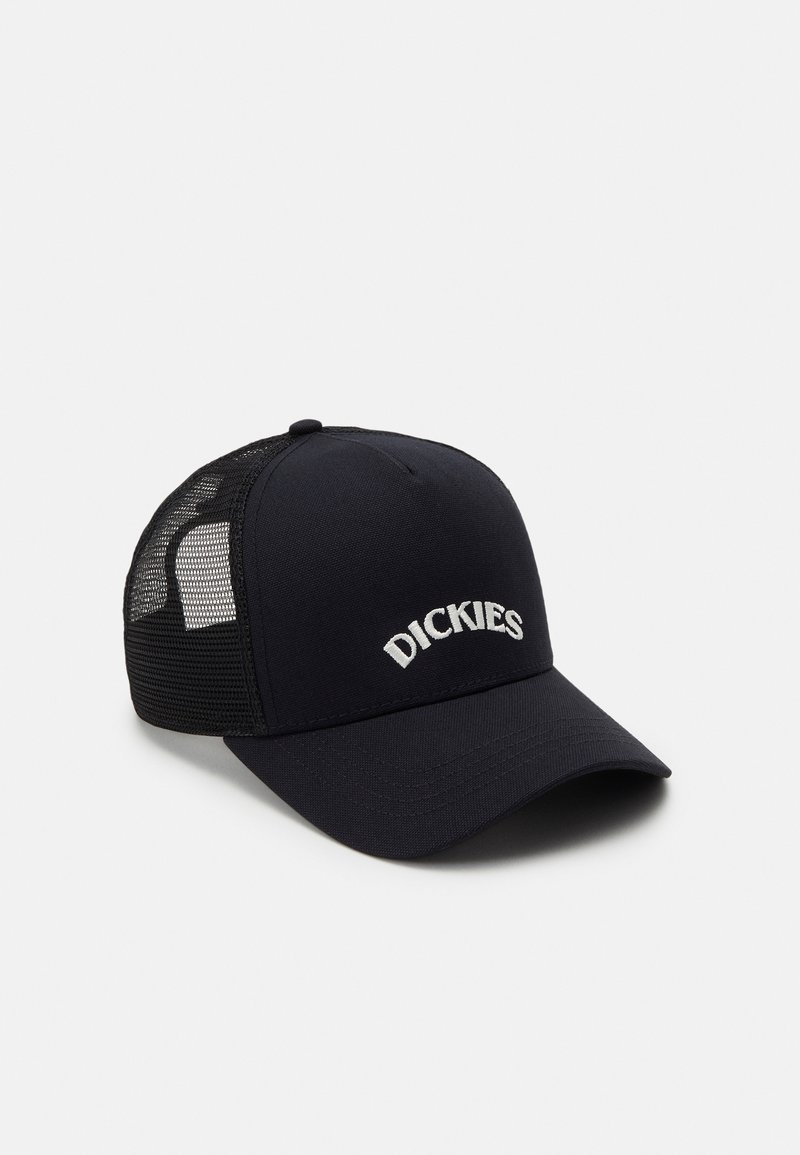 Cappellino da baseball nero con retro in rete, visiera curvata e ricamo bianco "DICKIES" sulla parte anteriore. Tessuto resistente con finitura testurizzata.