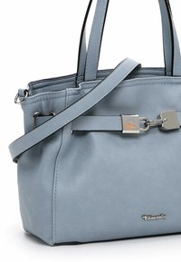Světle modrá kožená kabelka s dvojitými madly, odnímatelným ramenním popruhem a stříbrnou sponou s barevným detailem na přední straně.