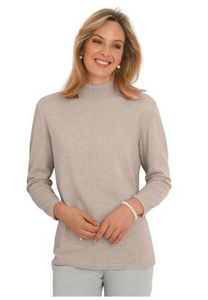 Pull en beige clair à col montant, à manches trois quarts et à texture lisse. Présente un détail de couture centrale et des poignets côtelés.